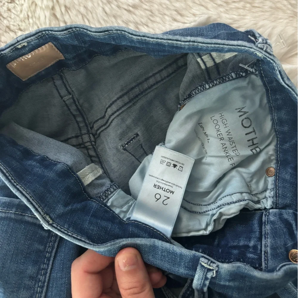 Mother - High Waisted Looker Ankle Fray Skinny Jeans in Lure Me In - Picture 5 of 9